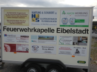 Anhänger von links